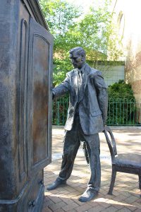 800px-Statue_of_C.S._Lewis,_Belfast